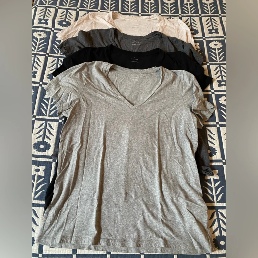 Lot of 4 Everlane Women's Organic Cotton V-Neck T-Shirts, Size XL - Picture 2 of 8